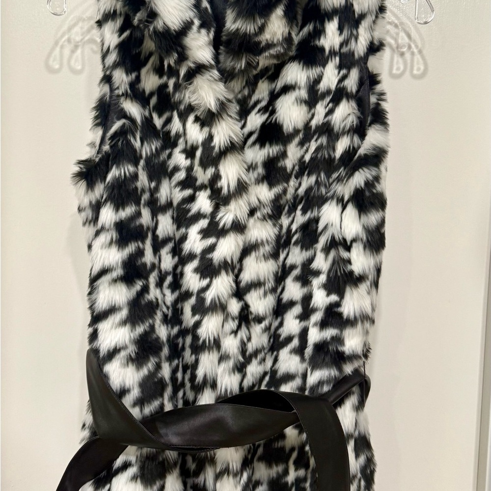 Chic Faux Fur Houndstooth Vest with Black Belt
